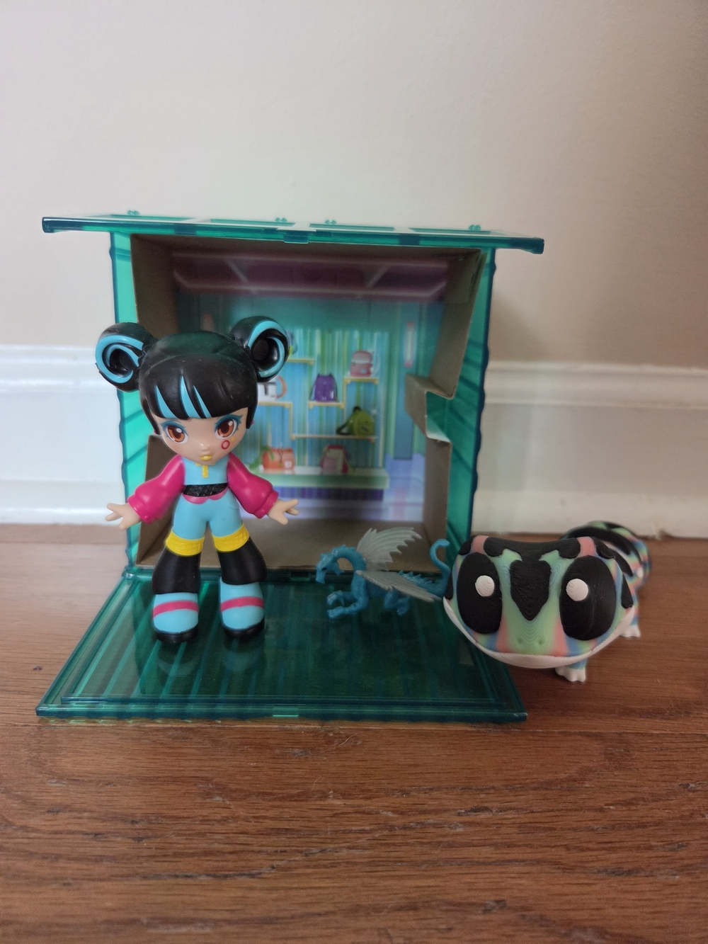 Squadz place- Tokyo Trends Blink box. 1 doll, Articulated Gecko, Dragon & Pin